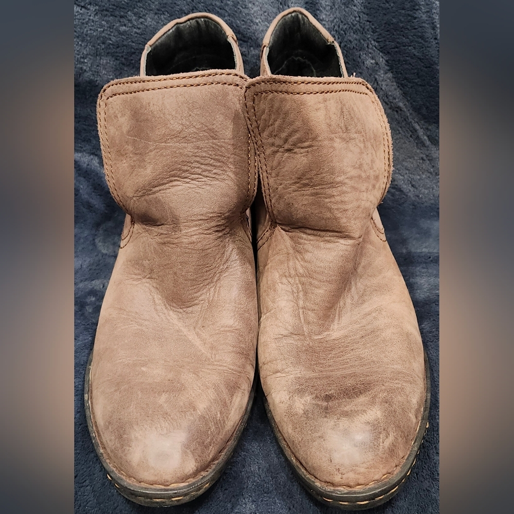 BORN Taupe Leather Low Heel Slip On Ankle Boots Booties Women's Sz 9.5 - Picture 2 of 10